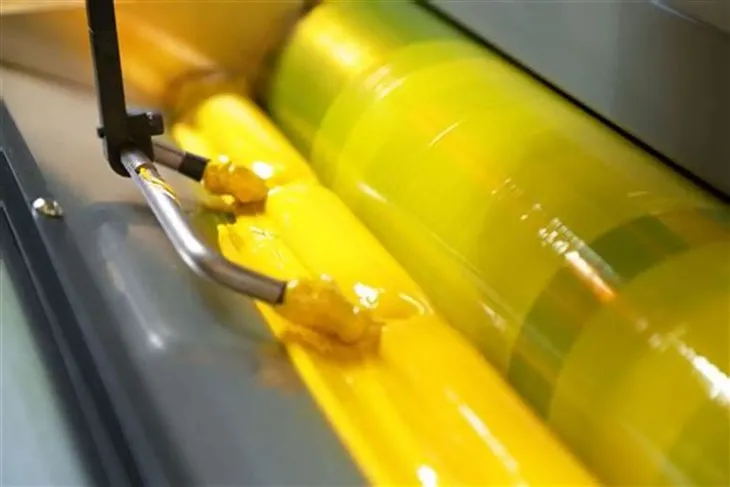 Läpinäkyvä lasimuste pöytäastioille